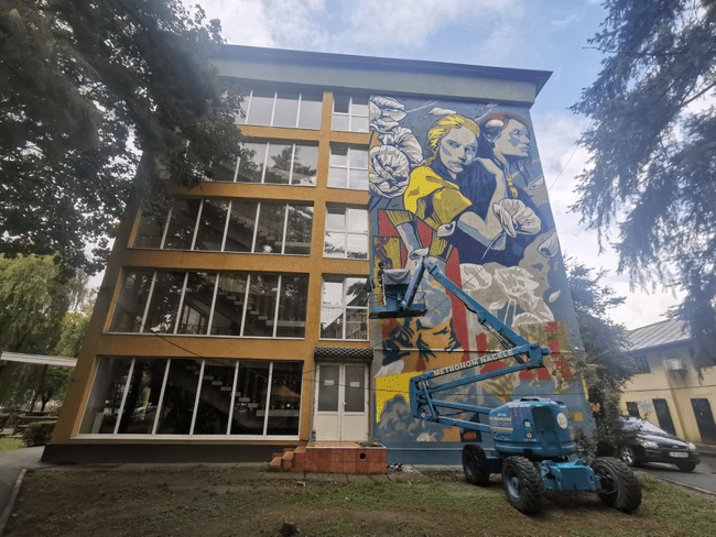 Pictură murală uriașă, de Ziua Ucrainei, pe zidul unui cămin studențesc din Timișoara VIDEO