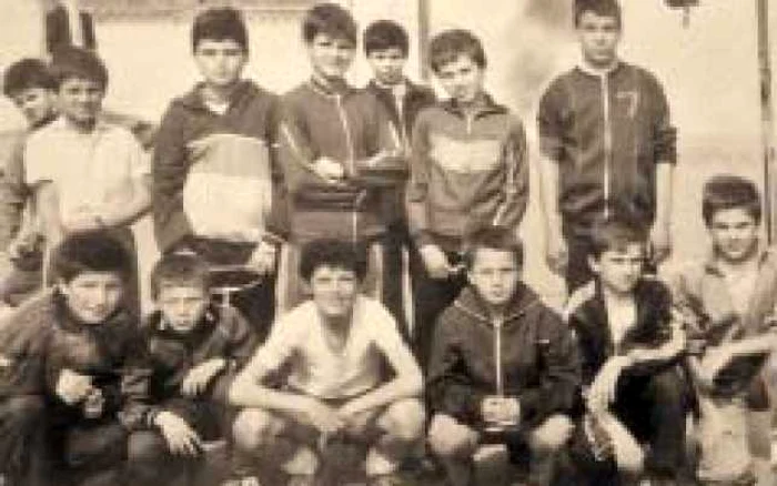 Florian (dreapta, jos) şi colegii de la fotbal