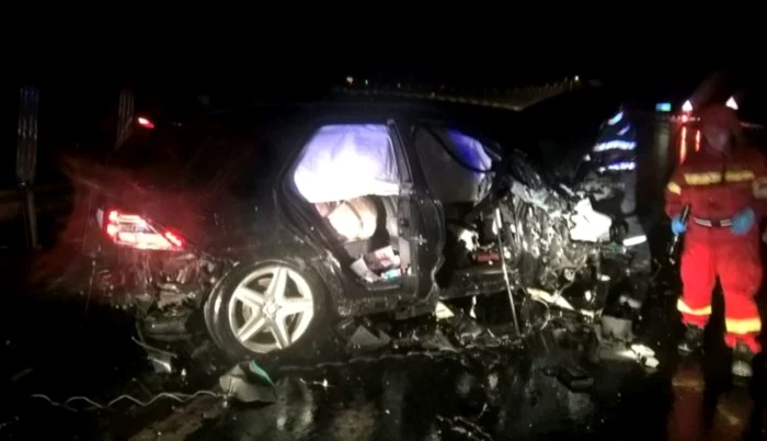 Maşina condusă de bărbatul din Sebeş a fost distrusă aproape în întregime. Foto: oradesibiu.ro