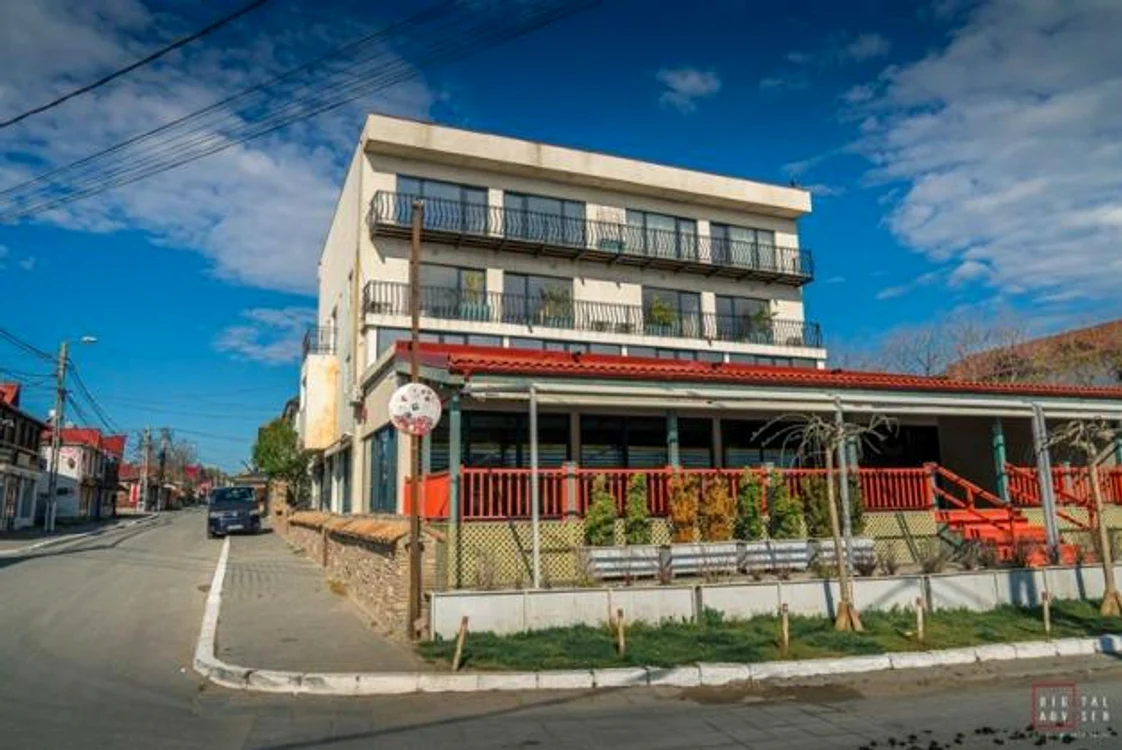 „La Frontieră”, unul dintre cele mai bine cotate resutaurante din Vama Veche, aflat în centrul stațiunii, pare, acum, în paragină
