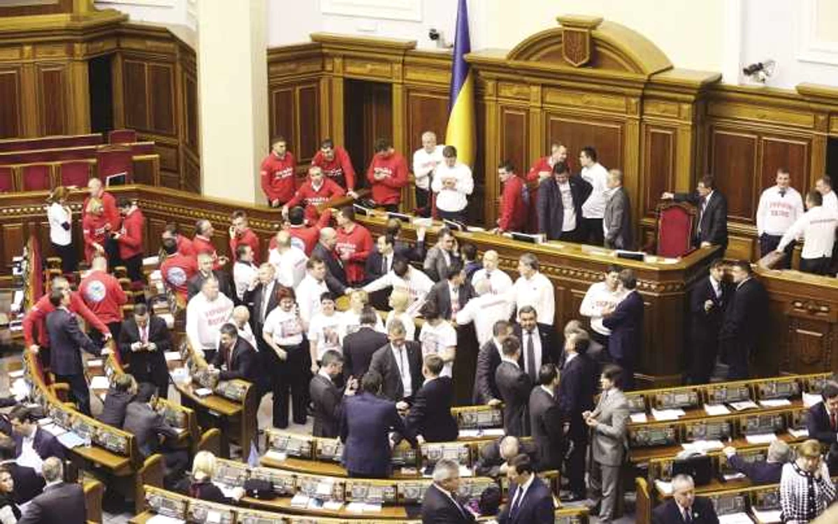 Guvernul de la Kiev a suspeindat ieri procesul de pregătire a semnării Acordului de Asociere la UE. Decizia a venit la câteva ore după ce Rada Supremă a respins pachetul de legi referitoare la ex-premierul Iulia Timoşenko Foto: AFP