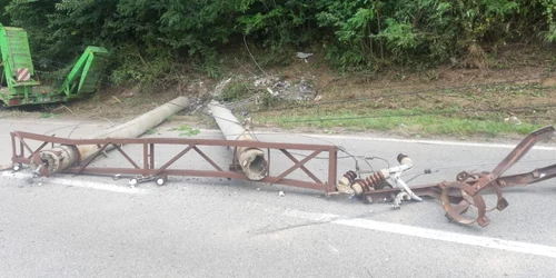 Stâlpii de electricitate doborâţi de un TIR şi apoi de un tren de persoane pe Valea Oltului la Călimăneşti - Vâlcea pe şoseaua de centură Foto ISU Vâlcea