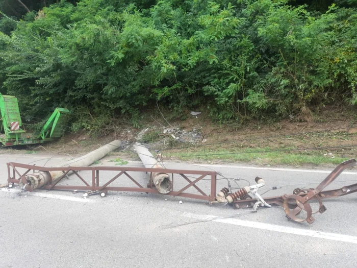 Stâlpi de electricitate doborâţi de un tren pe şapte oameni care lucrau la remedierea unui accident rutier, pe Valea Oltului Foto ISU Vâlcea