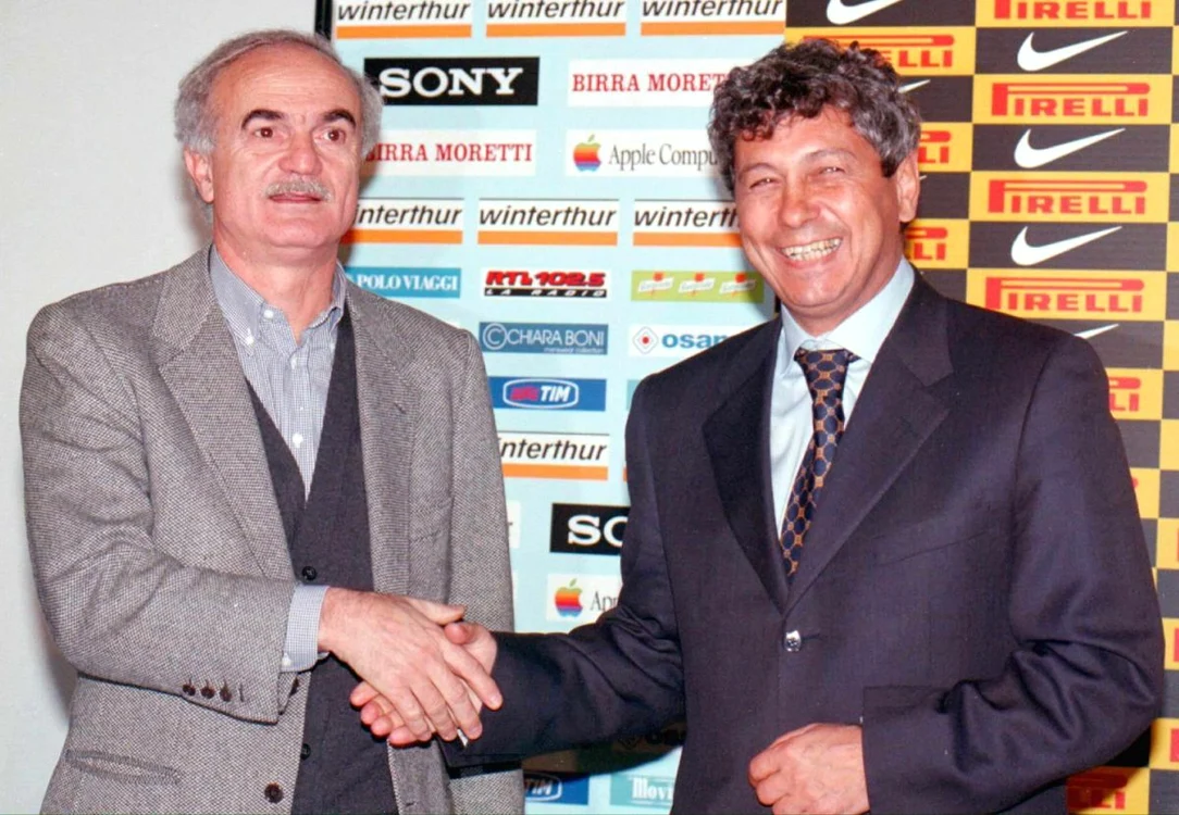 Mircea Lucescu, în momentul în care a semnat cu Internazionale Milano (FOTO: EPA)