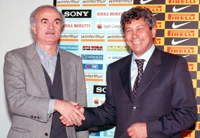 Mircea Lucescu, în momentul în care a semnat cu Internazionale Milano (FOTO: EPA)