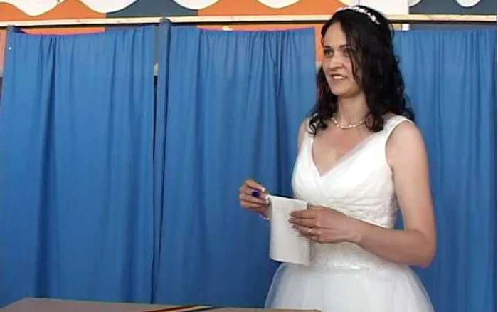 Raluca Ioniţă a preferat să meargă la vot imediat după ce s-a terminat petrecerea. Foto: PrimaTV