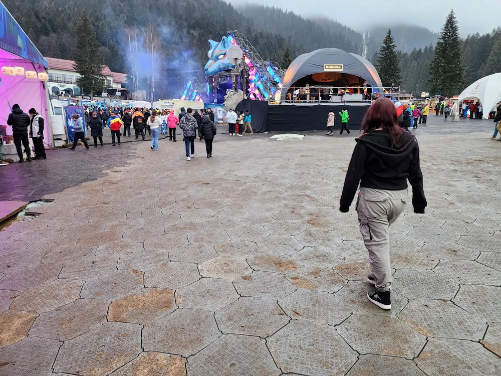 Organizatorii Festivalului Massif au reușit să învingă noroiul FOTO Alin Cohai