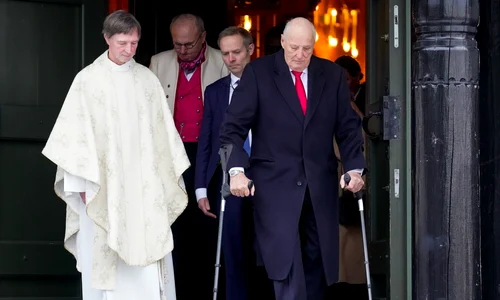 Regele Harald în cârje   Casa Regală norvegiană 2 jpg