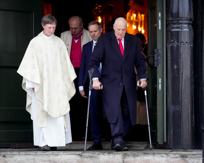 Regele Harald în cârje   Casa Regală norvegiană 2 jpg