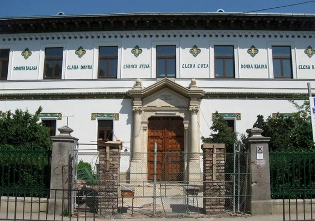 Un profesor de la Școala Centrală, care ținea ore online, le-a arătat elevilor lenjeria intimăSursa foto: Wikipedia