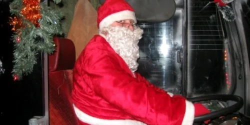 Târgu-Mureş: Moş Crăciun conduce un autobuz special