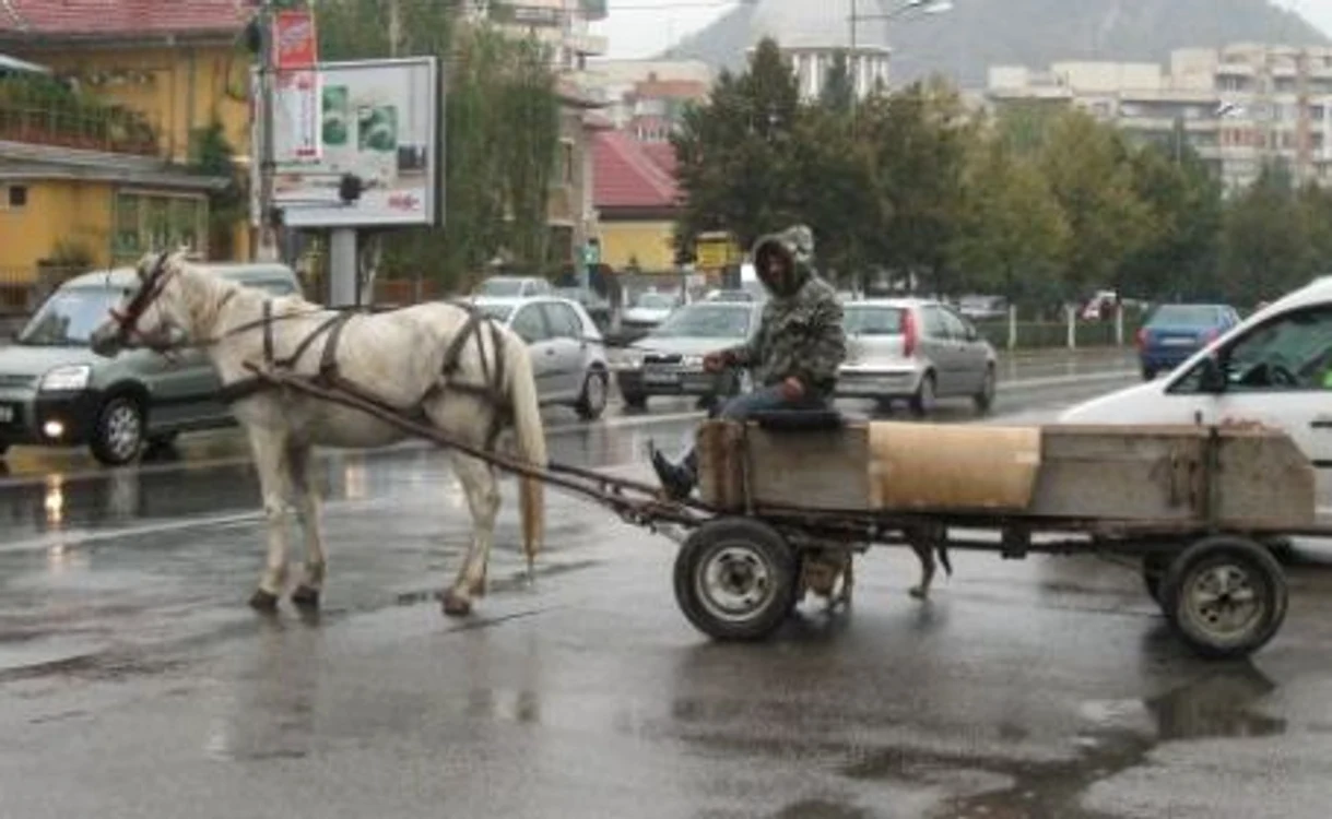 Femeile au urcat maşina de spălat într-o căruţă (Foto: Arhivă)