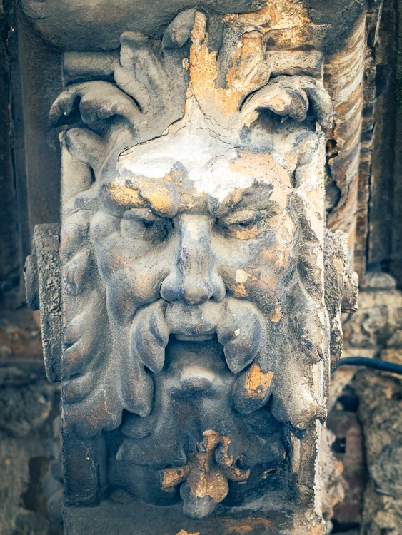 Mascaron pe strada Traian Vuia, din centrul Bucureștiului. FOTO: Arhivă personală 