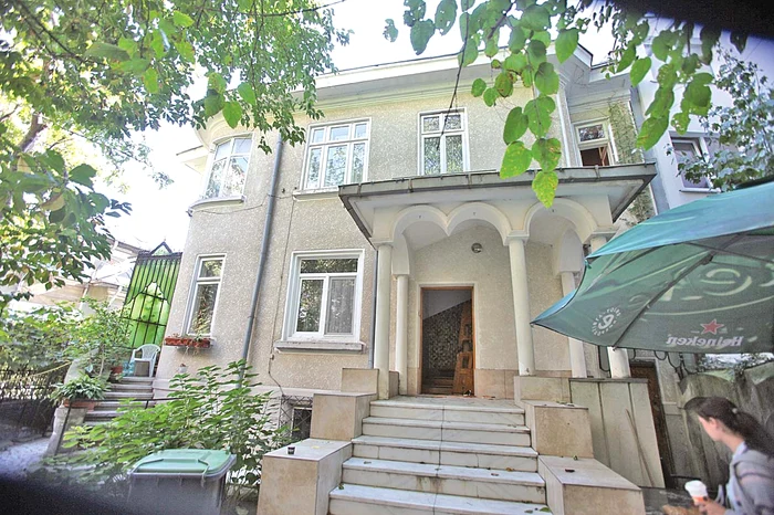 În această vilă, Naidin locuia într-un apartament închiriat, la etajul 1