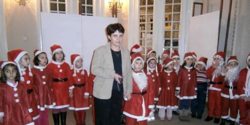  Elevii au fost invitaţi să asculte colinde 