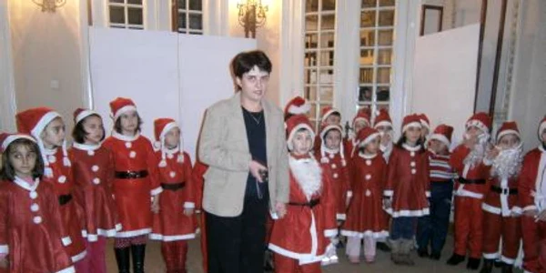  Elevii au fost invitaţi să asculte colinde 