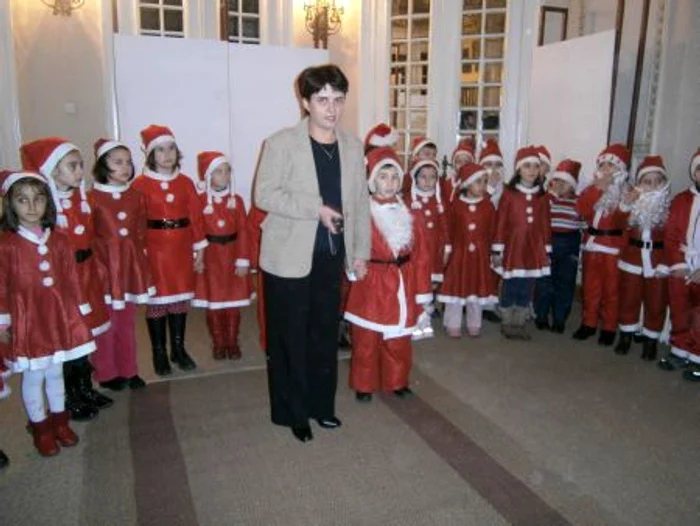 Elevii au fost invitaţi să asculte colinde