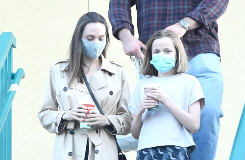Jolie și fiica ei au purtat mască de protecțieFoto: Profimedia