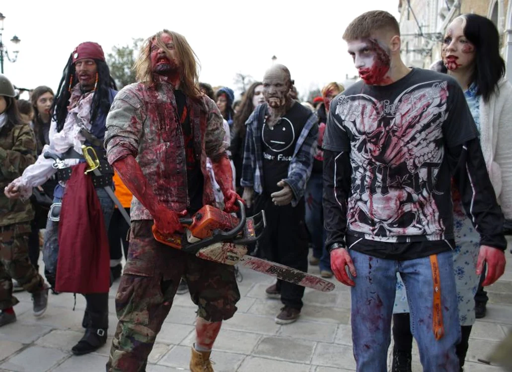 Ziua de sâmbătă a fost rezervată zombilor, în cadrul Carnavalului de la Veneţia (Foto: Reuters)