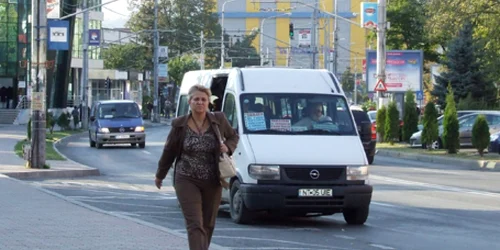 Pietrenii se plâng de condiţiile oferite în microbuzele pentru transport de persoane
