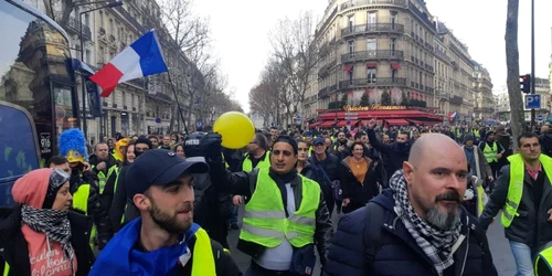 Veste galbene protestant la Paris FOTO Twitter @lucas_rtfrance