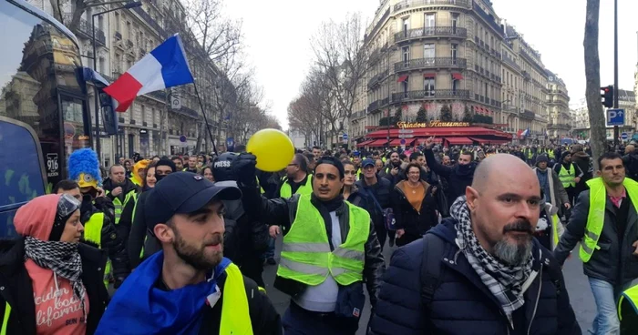 „Veste galbene“ protestând la Paris FOTO Twitter @lucas_rtfrance