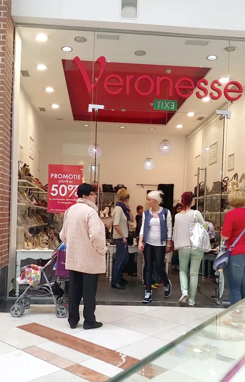 În timp ce soţia lui Connect-R proba haine, bona o aştepta cuminte, afară, lângă cărucior