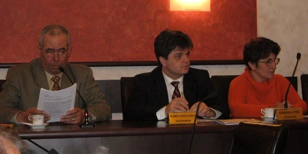 Romeo Rădulescu (centru) 