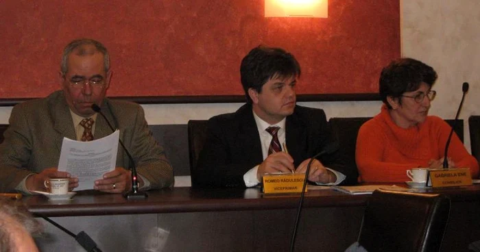 Romeo Rădulescu (centru)