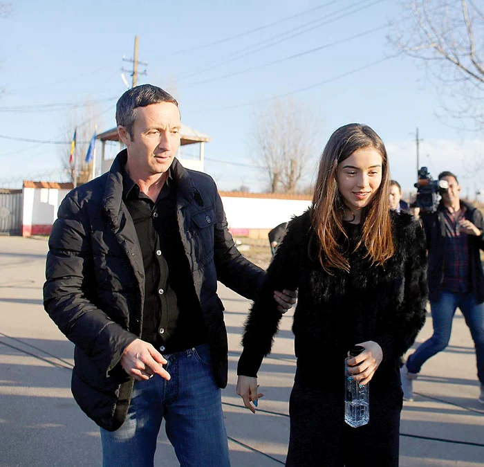 16.20. Meme Stoica şi fiica pleacă spre casă