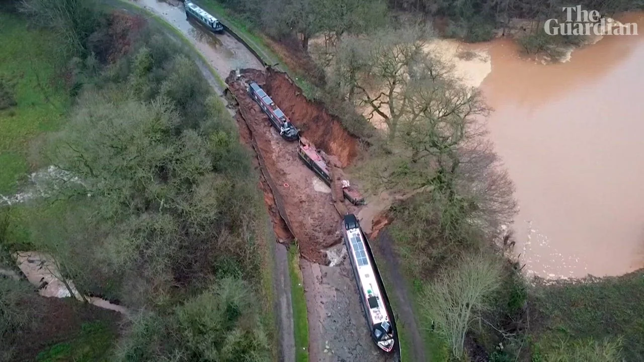 Zece persoane salvate după ce un canal s-a surpat și înghițit o ambarcațiune: „Lipsa victimelor este un adevărat miracol”