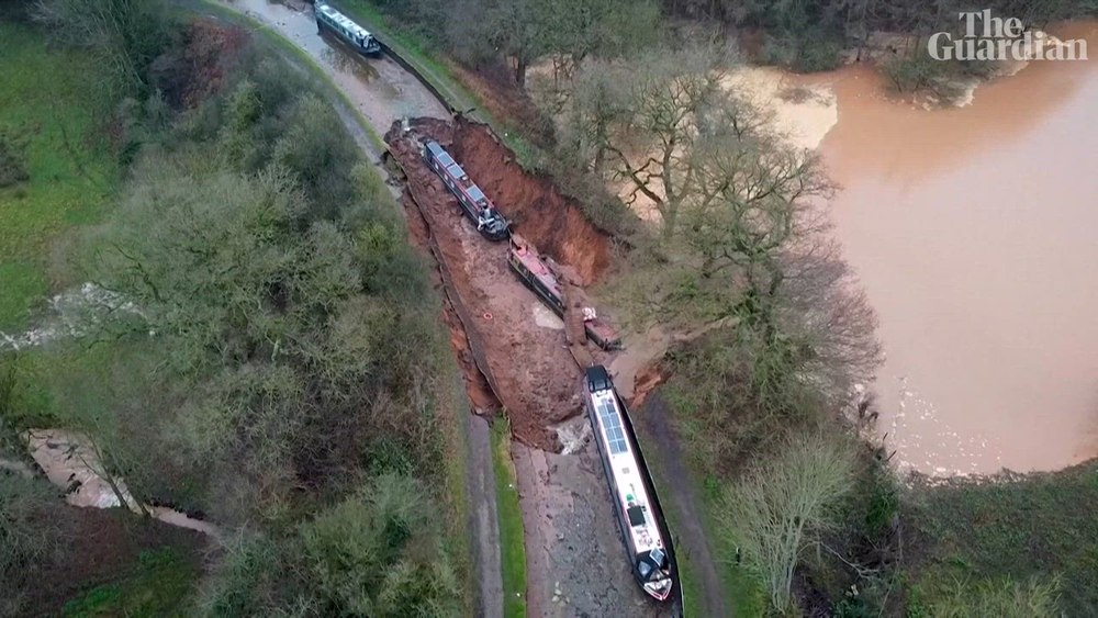 Zece persoane salvate după ce un canal s-a surpat și înghițit o ambarcațiune: „Lipsa victimelor este un adevărat miracol”