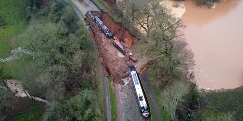 Sinkhole swallows boats on canal in Shropshire mp4 thumbnail png
