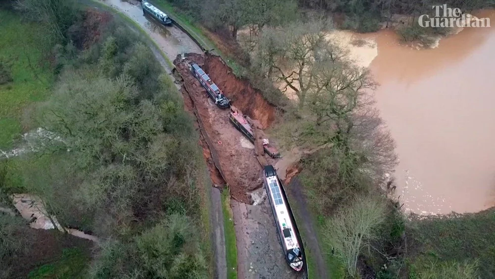 Zece persoane salvate după ce un canal s-a surpat și înghițit o ambarcațiune: „Lipsa victimelor este un adevărat miracol”