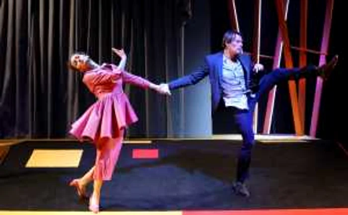 Actorii Raluca Aprodu şi Marius Manole, în "Crima din strada Lourcine", de la Sala Atelier a Teatrului Naţional Bucureşti FOTOGRAFII: Florin Ghioca
