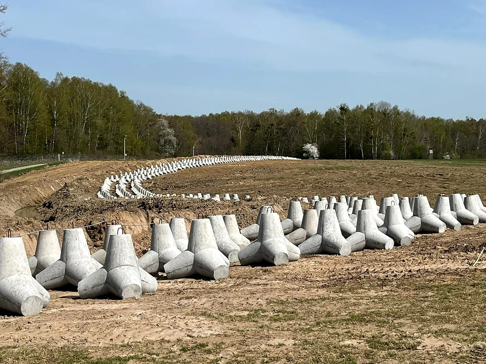 Barierele anti-tank deja amplasate în apropierea graniței cu Belarus / Sursa foto: NPR