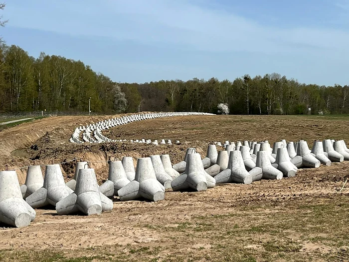 Barierele anti-tank deja amplasate în apropierea graniței cu Belarus / Sursa foto: NPR