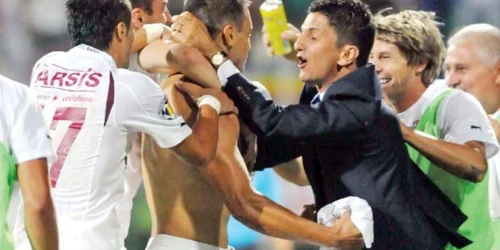 Răzvan (în negru) speră să se bucure şi azi alături de elevii săi  