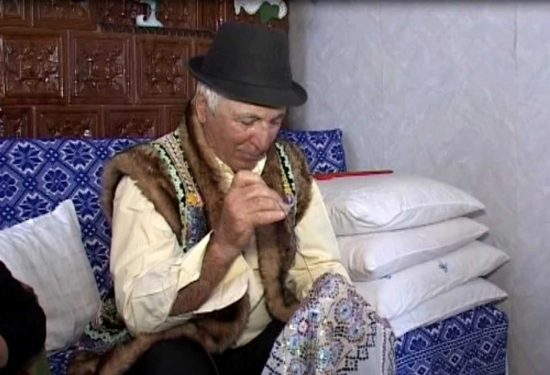 Moș Silvestru coase cu migală și la 73 de ani