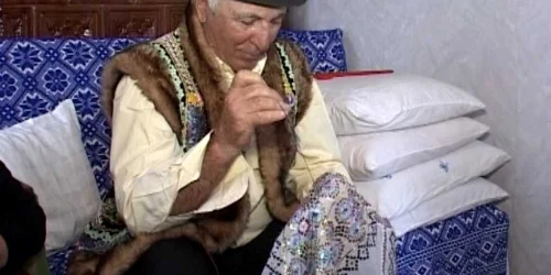 Moș Silvestru coase cu migală și la 73 de ani