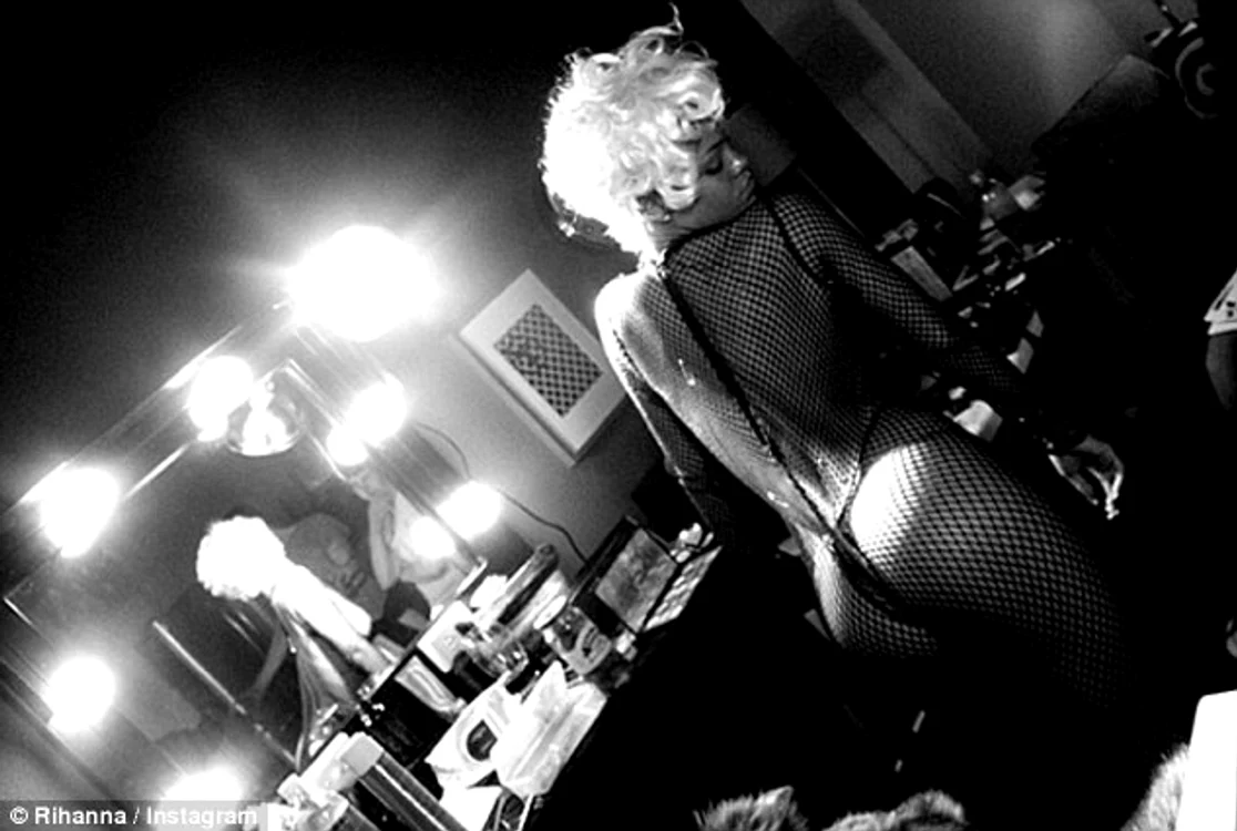 rihanna alb negru 1 jpeg