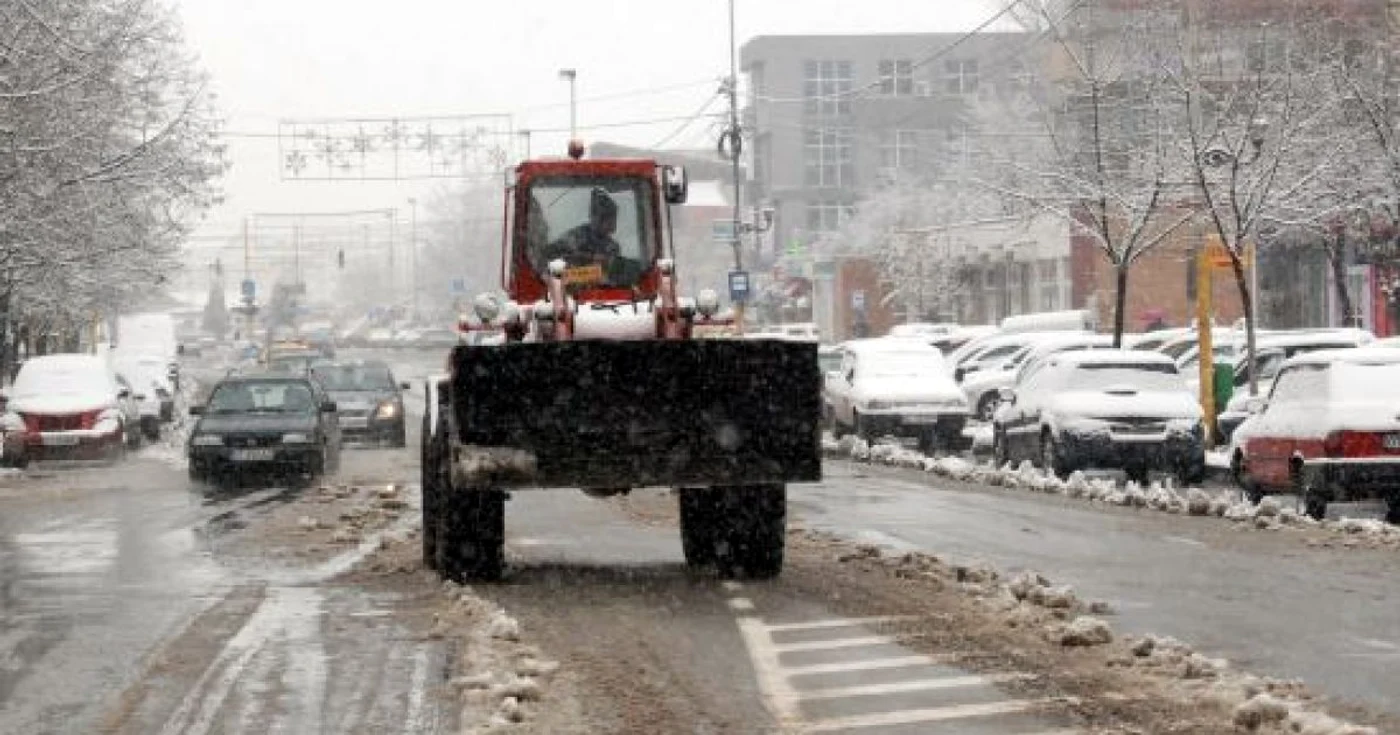 Echipajele de dezăpezire au intervenit la timp şi au curăţat şoselele