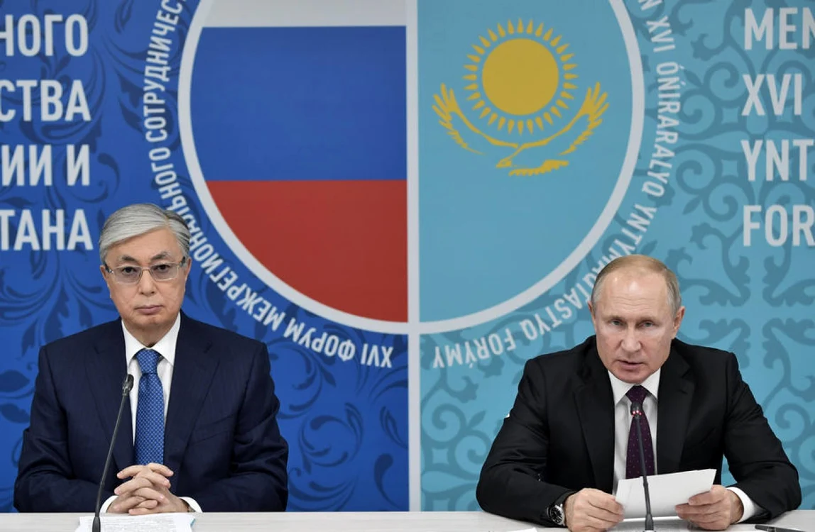 Kasîm-Jomart Tokaev (stânga) şi Vladimir Putin FOTO EPA-EFE