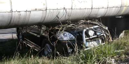 Masina a ajuns sub conductele termoficarii