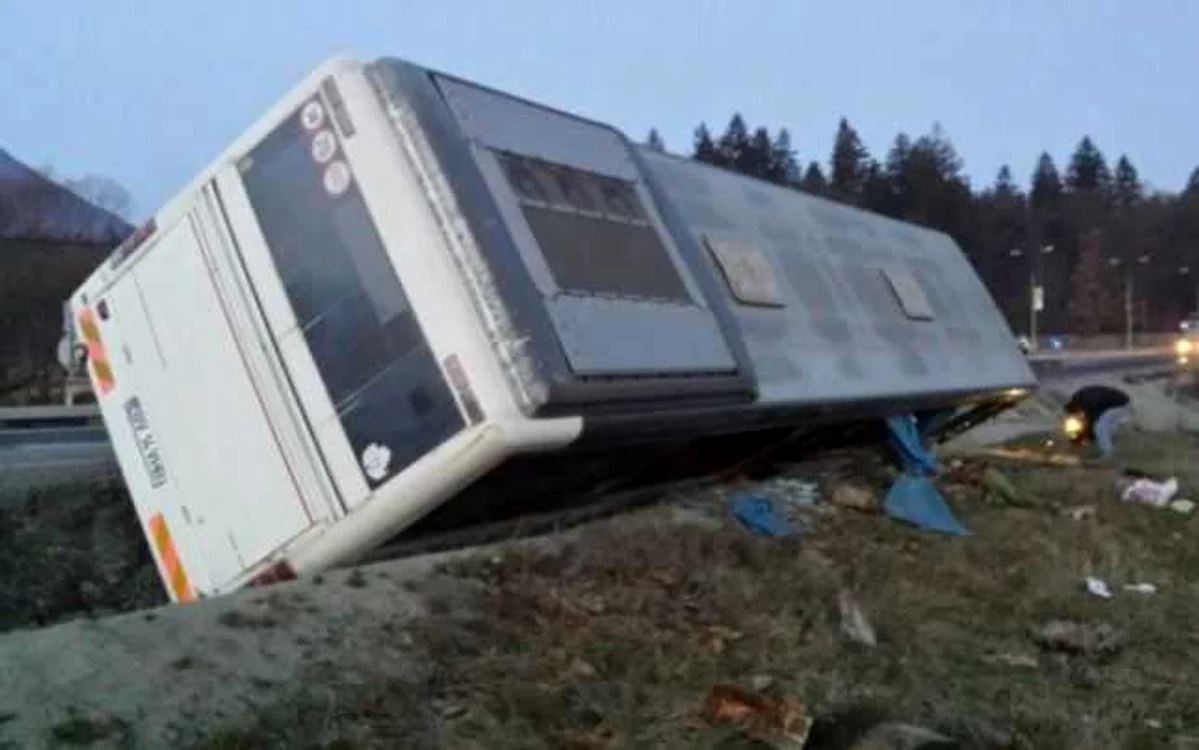Autobuzul s-a răsturnat pe DN1 între Ghimbav şi Codlea. FOTOArhivă.