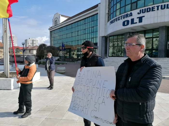 La Slatina s-au adunat cinci protestatari la ceea ce ar fi trebuit să fie o răscoală FOTO: Alina Mitran