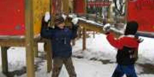 Copiii s-au bulgărit timp de două ore, în parc FOTO: Paula Ciotloş