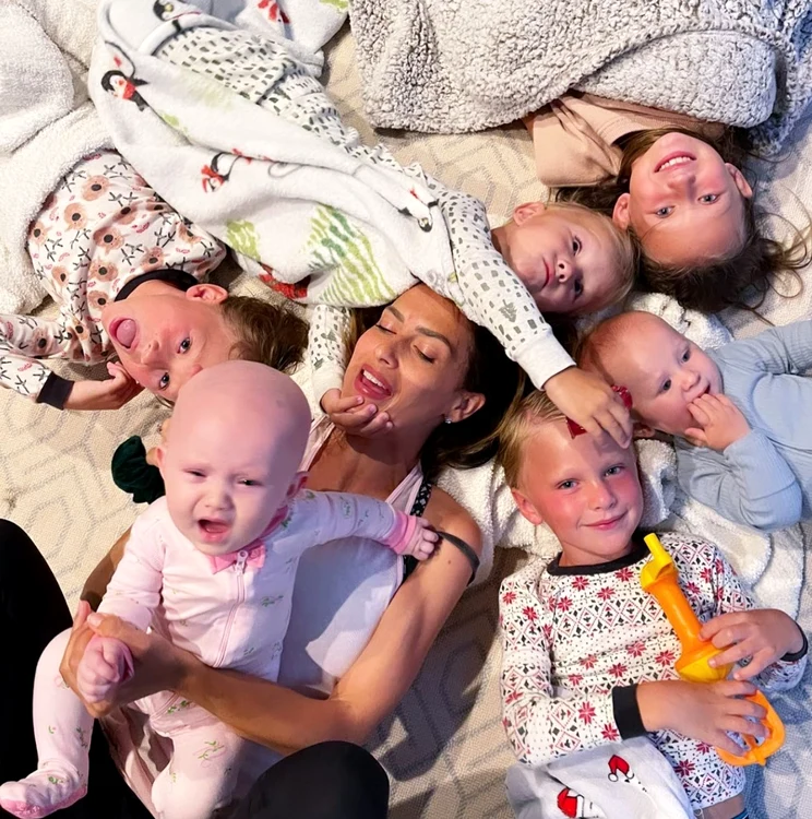 
    Hilaria Baldwin încearcă să îi adoarmă pe toți cei șase copiifoto: Instagram  