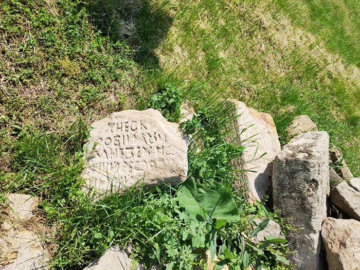 Câteva bucăți de piatră au mai rămas din vechile plăcile funerare de pe morminte FOTO Vremea Nouă