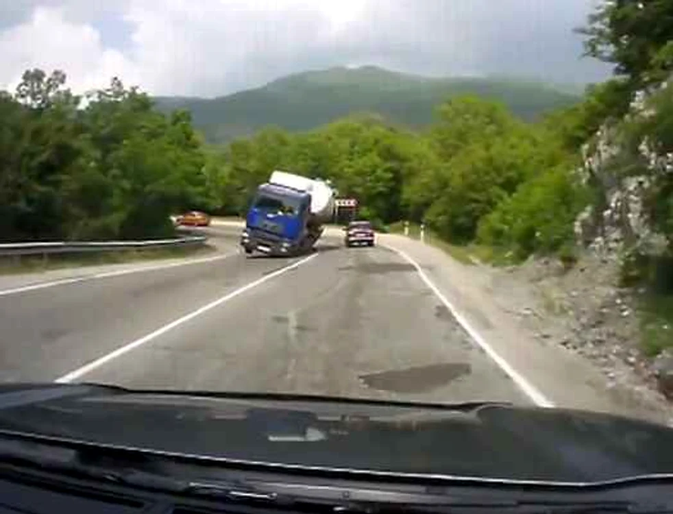 
    Iată ce se întâmplă cu acest camion!  